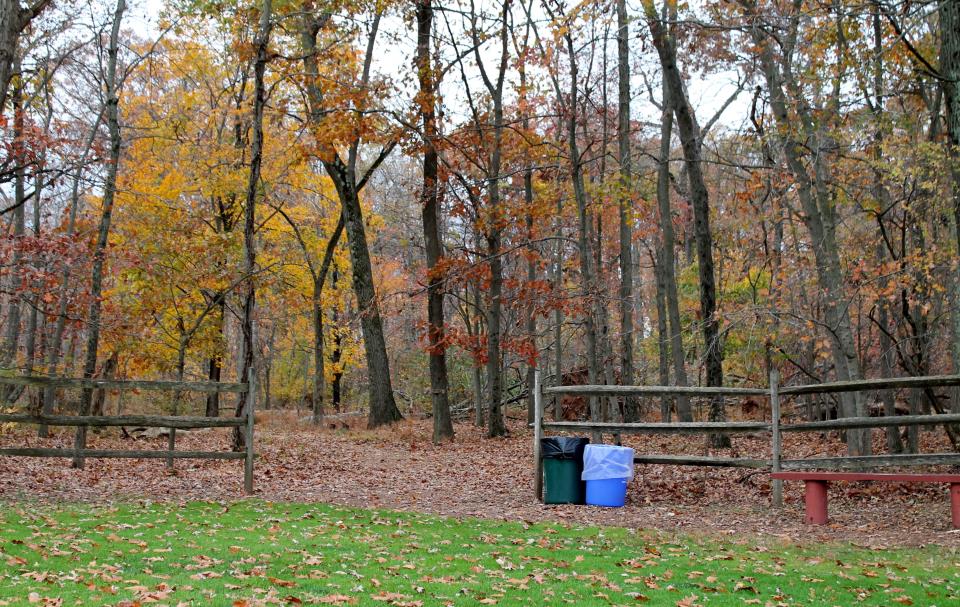 Colonial Park Parking lot E Trail Head (3)